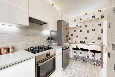 2 bedroom flat for sale, Cressingham Road, Edgware, HA8