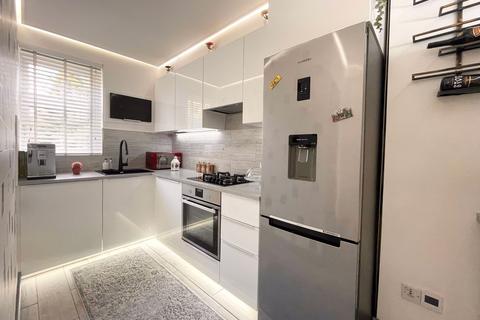 2 bedroom flat for sale, Cressingham Road, Edgware, HA8