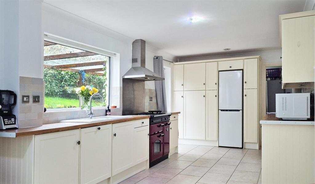 Kitchen 2.jpg