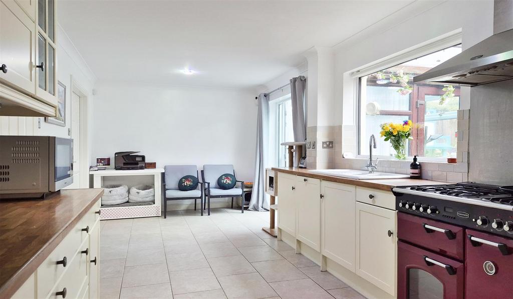 Kitchen 1.jpg