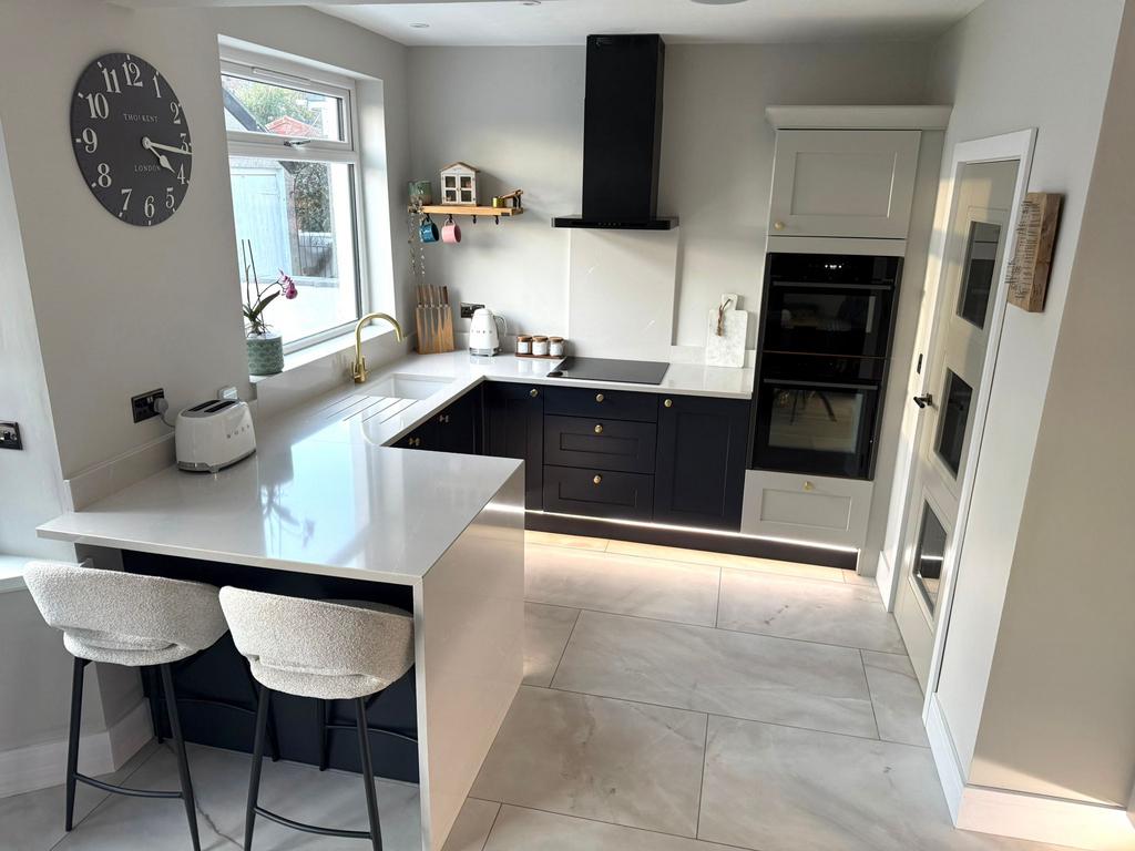 Kitchen / Dining Area