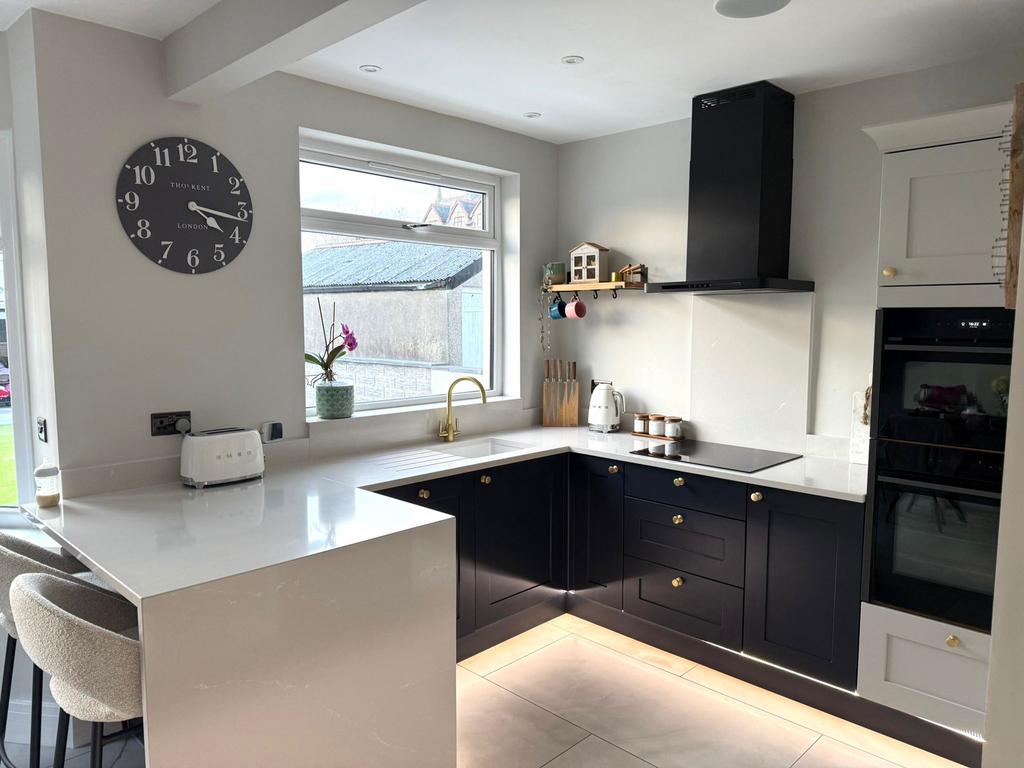 Kitchen / Dining Area
