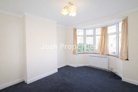 3 bedroom terraced house to rent, Emmott Avenue, Ilford IG6