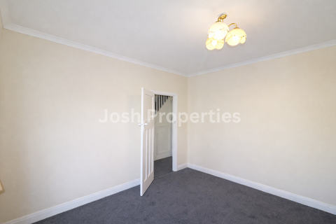 3 bedroom terraced house to rent, Emmott Avenue, Ilford IG6