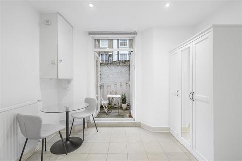 Studio to rent, Wrights Lane, London W8