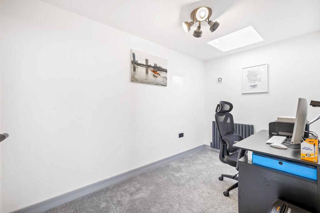 Bedroom 5 / Office