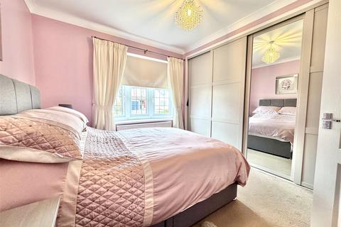 2 bedroom semi-detached bungalow for sale, Luddesdon Road, Erith DA8