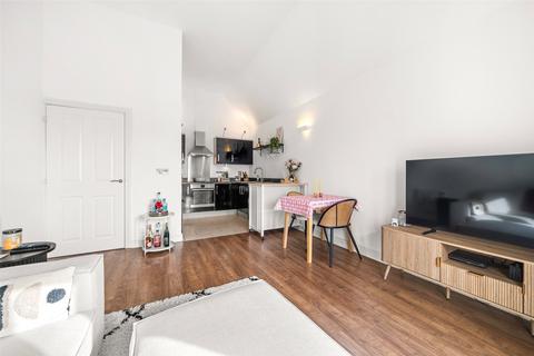 2 bedroom apartment for sale, Outfield Crescent, Berkshire RG40