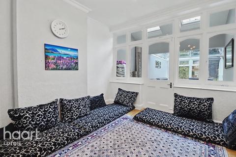 4 bedroom semi-detached house for sale, Cutenhoe Road, Luton