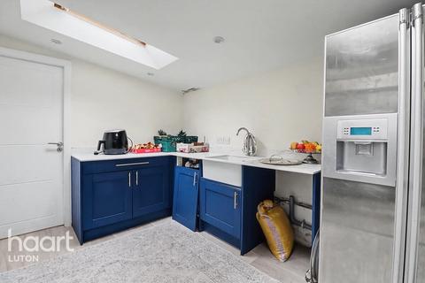 4 bedroom semi-detached house for sale, Cutenhoe Road, Luton