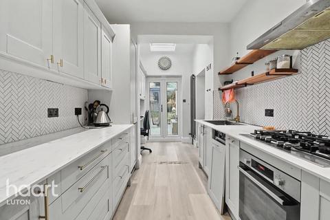 4 bedroom semi-detached house for sale, Cutenhoe Road, Luton