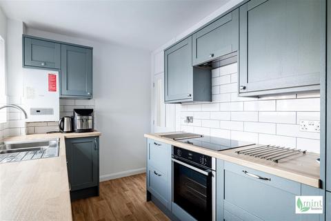 2 bedroom flat for sale, Lavender Park Road, West Byfleet KT14
