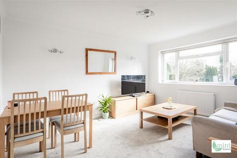 2 bedroom flat for sale, Lavender Park Road, West Byfleet KT14
