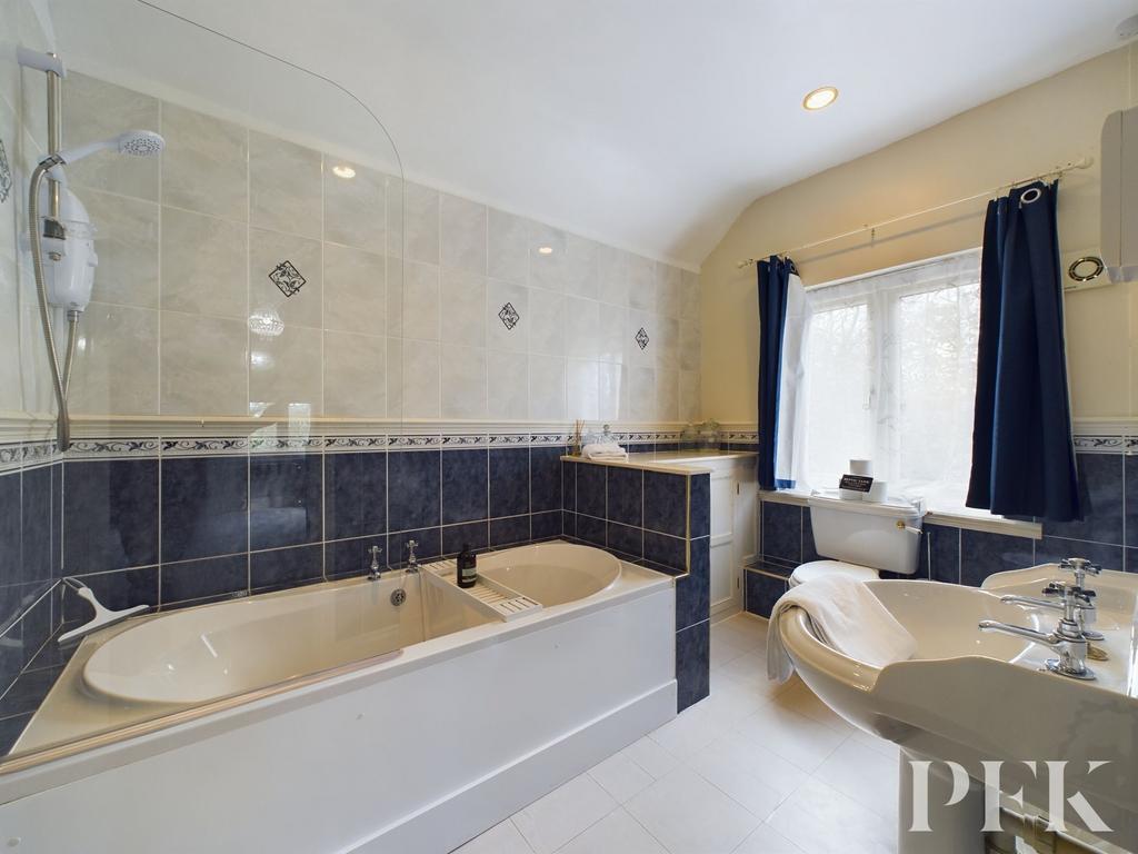 En-Suite Bathroom