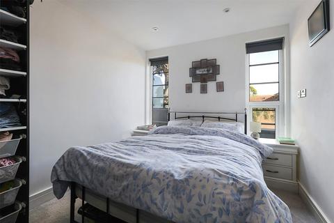 2 bedroom flat for sale, Victoria Road, Horley, Surrey, RH6