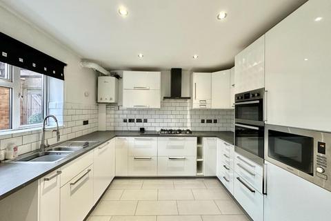3 bedroom terraced house to rent, Nine Elms Avenue, Uxbridge