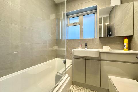 3 bedroom terraced house to rent, Nine Elms Avenue, Uxbridge