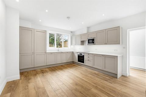 4 bedroom property to rent, Wendell Road, London, W12