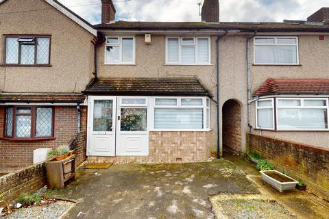 3 bedroom maisonette for sale, Heneage Crescent, New Addington, Croydon, CR0