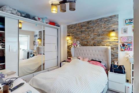3 bedroom maisonette for sale, Heneage Crescent, New Addington, Croydon, CR0