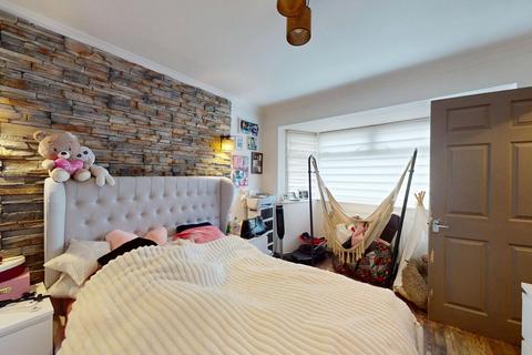 3 bedroom maisonette for sale, Heneage Crescent, New Addington, Croydon, CR0
