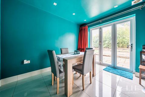 3 bedroom end of terrace house for sale, Thornridge, Brentwood