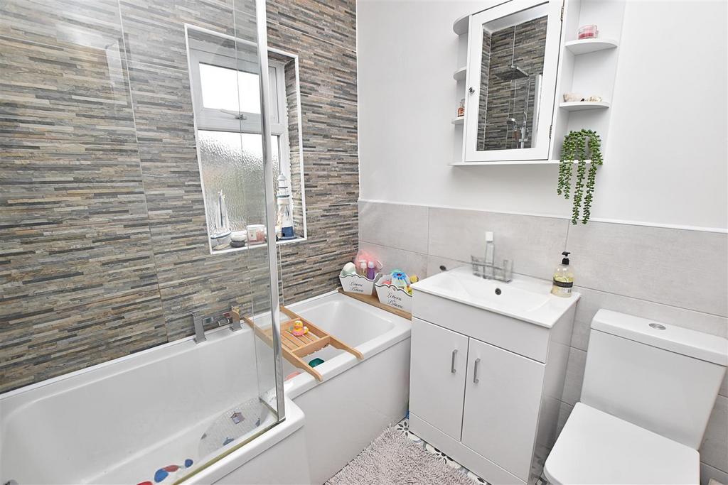 Bathroom (rear)