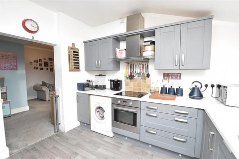 3 bedroom semi-detached house for sale, Heneage Road, Grimsby DN32