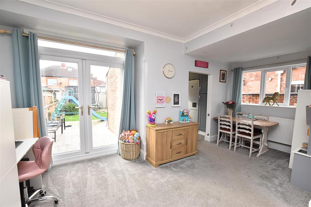 Dining/sitting room