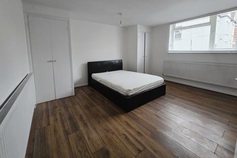 2 bedroom flat to rent, Strathville Road, London SW18