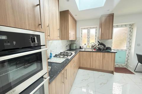 6 bedroom semi-detached house to rent, Cerne Close, Hayes