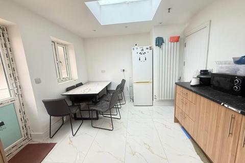 6 bedroom semi-detached house to rent, Cerne Close, Hayes