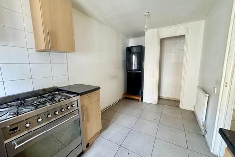 3 bedroom terraced house to rent, Windmill Grove, Croydon