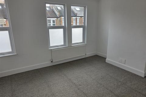 3 bedroom house to rent, Turner Road, London