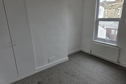 3 bedroom house to rent, Turner Road, London
