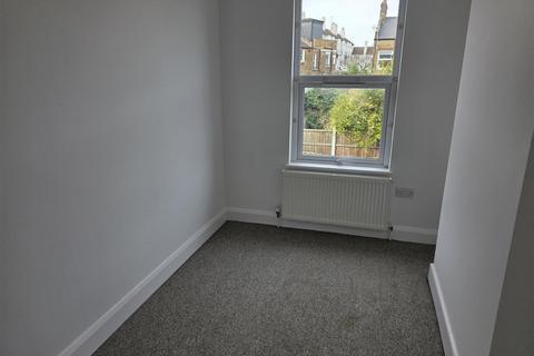 3 bedroom house to rent, Turner Road, London