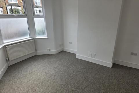 3 bedroom house to rent, Turner Road, London