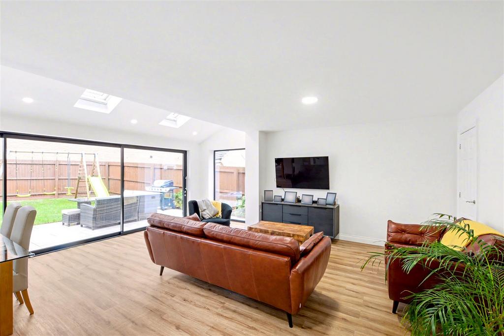 Lounge 1.jpg