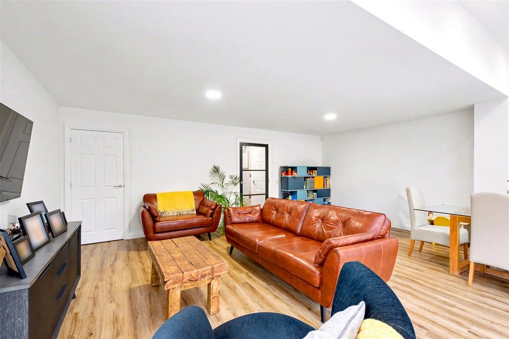 Lounge 4.jpg