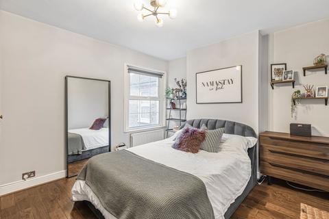3 bedroom flat for sale, Burntwood Lane, Earlsfield, London, SW17