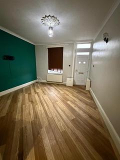 3 bedroom terraced house to rent, Shaw Road, Royton, Oldham
