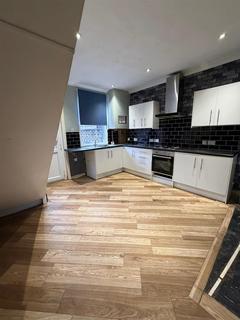 3 bedroom terraced house to rent, Shaw Road, Royton, Oldham