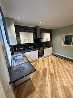 3 bedroom terraced house to rent, Shaw Road, Royton, Oldham