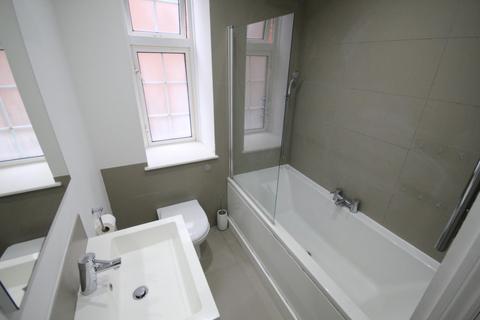 2 bedroom flat to rent, Richmond Court, Richmond Road, Raynes Park
