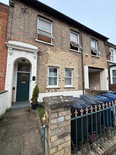 3 bedroom flat to rent, Avenue Road, W3