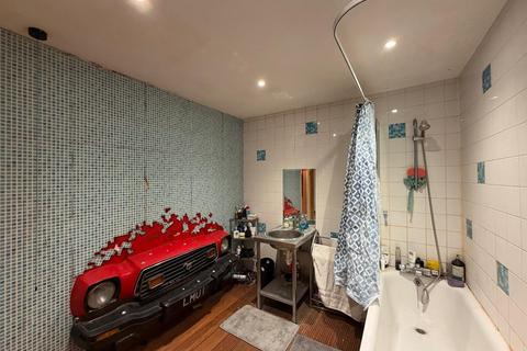 3 bedroom flat to rent, Avenue Road, W3