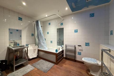 3 bedroom flat to rent, Avenue Road, W3