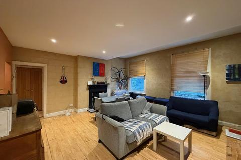 Avenue Road, W3