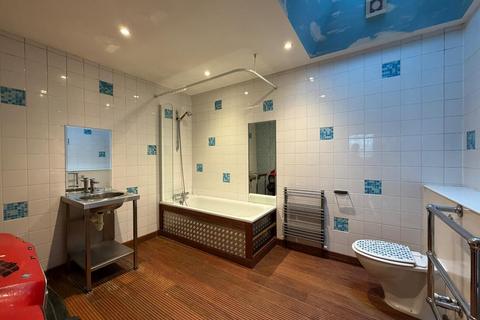 undefined, Avenue Road, W3