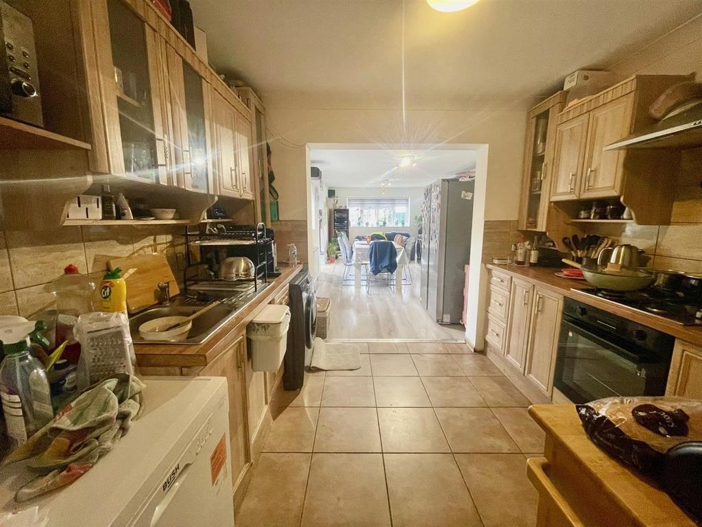 Kitchen 2.jpg